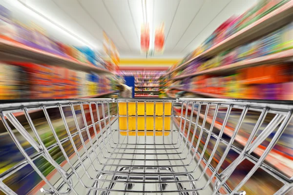 Winkelwagen in supermarkt — Stockfoto