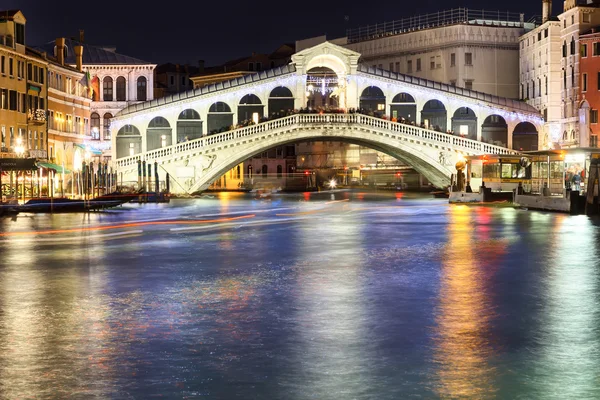 Venedik'teki Rialto Köprüsü, gece — Stok fotoğraf