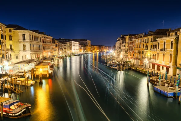 Venecia por la noche desde el puente de Rialto — Foto de Stock