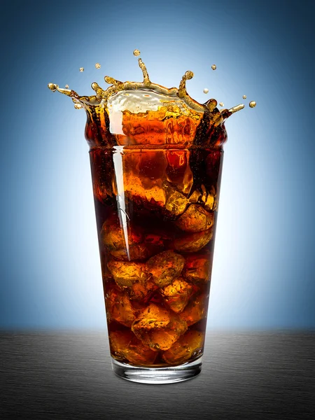 Verre de cola éclaboussure de glace — Photo