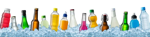 Ezilmiş buz içinde çeşitli içecekler — Stok fotoğraf