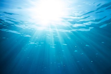Güneş ve güneş ışınları okyanus su 