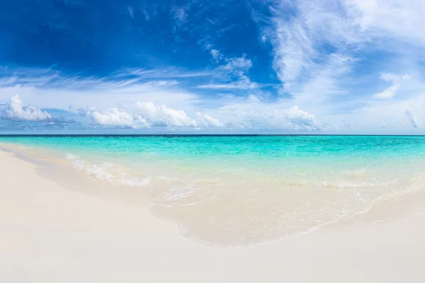 Playa paradisíaca con agua azul turquesa — Foto de Stock