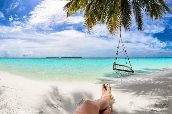 Fötter under coco palm — Stockfoto