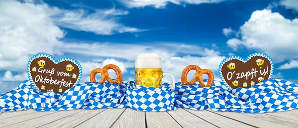 Bandera bavariana pretzel corazones de jengibre y cerveza cielo azul — Foto de Stock