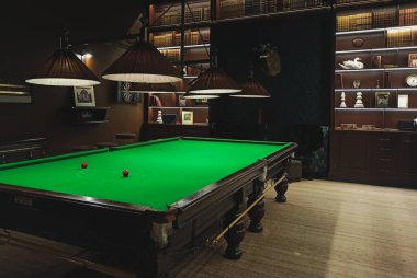 Klasik stil oyunları odasındaki gerçek boyutta bir bilardo masası
