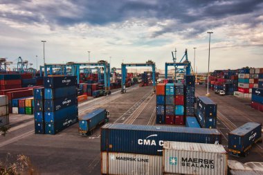 Birzebbuga / Malta - 25 Mayıs 2019: Freeport taşıma merkezindeki kargo nakliye konteynerleri