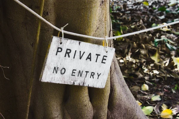 Sinal Madeira Pintado Branco Com Palavras Privado Sem Entrada Escrito — Fotografia de Stock