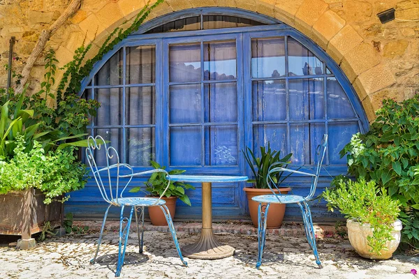 Öğle yemeği için bekliyor