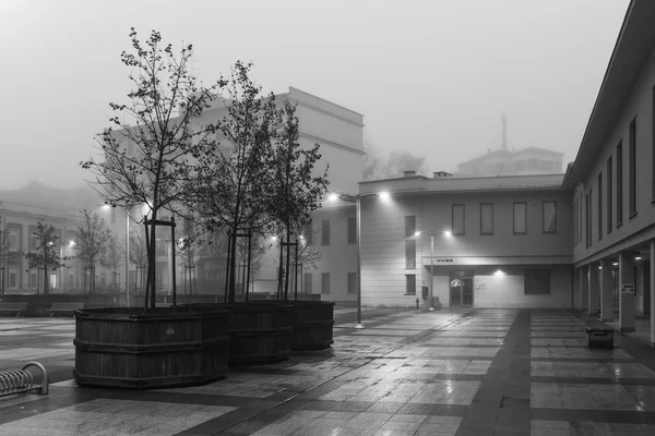 Ciudad italiana en una niebla invernal Imagen De Stock