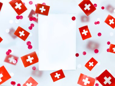 İsviçre, 1 Ağustos, Gündüz Vakfı Konfederasyonu. Ulusal tatil. Hafıza, vatanseverlik ve özgürlük kavramı. Sisli bir arka planda bayraklar. Model.