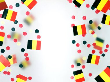 Belçika Ulusal Günü. Mutlu Bağımsızlıklar. 21 Temmuz. Festival var. Konsept özgürlük, vatanseverlik ve hafıza. Bayraklar ülkesi, sisli arkaplan. 