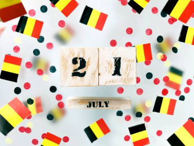 Belçika Ulusal Günü. Mutlu Bağımsızlıklar. 21 Temmuz. Festival var. Konsept özgürlük, vatanseverlik ve hafıza. Bayraklar ülkesi, sisli arkaplan. 