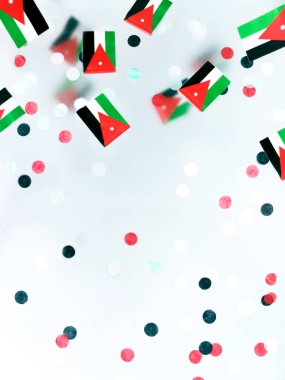 Jordan Bağımsızlık Günü. 25 Mayıs. Sisli arka planda ulusal bayraklar. konsept özgürlük, vatanseverlik ve gurur