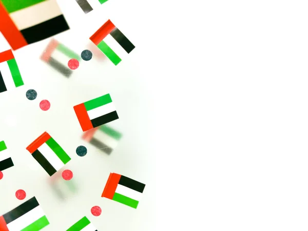 Vereinigte Arabische Emirate feierten den Unabhängigkeitstag. 2. Dezember al-Imarat al-Arabiya al-Muttahida. Motto ist Gott, Nation, Präsident. Hymne Flourish, mein Land.Nationalflaggen auf nebligem Hintergrund — Stockfoto