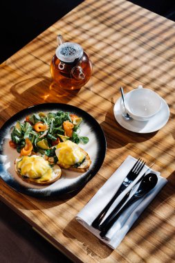 Masada meyve ve kapuçino ile kahvaltı.
