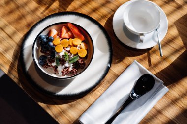 Masada meyve ve kapuçino ile kahvaltı.