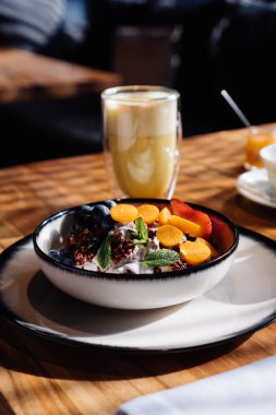 Masada meyve ve kapuçino ile kahvaltı.