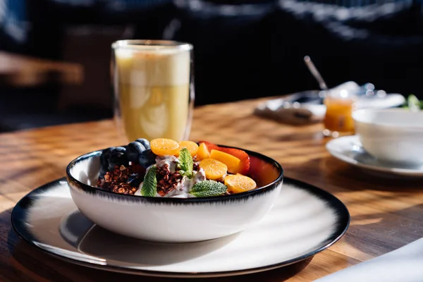 テーブルの上で果物やカプチーノと朝食 — ストック写真
