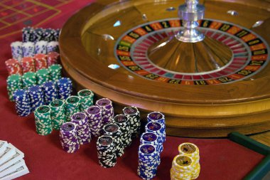 Kırmızı masadaki kumarhanede rulet