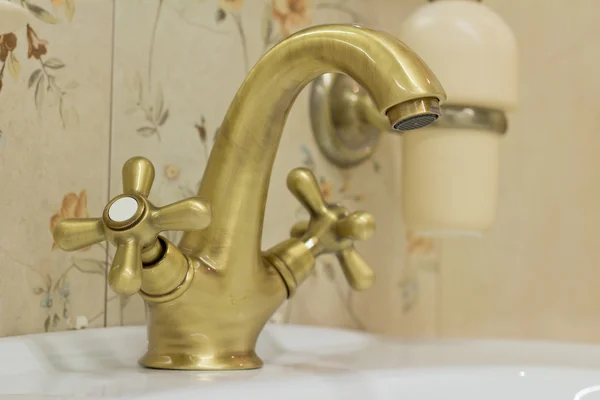 Gouden kraan voor badkamer — Stockfoto