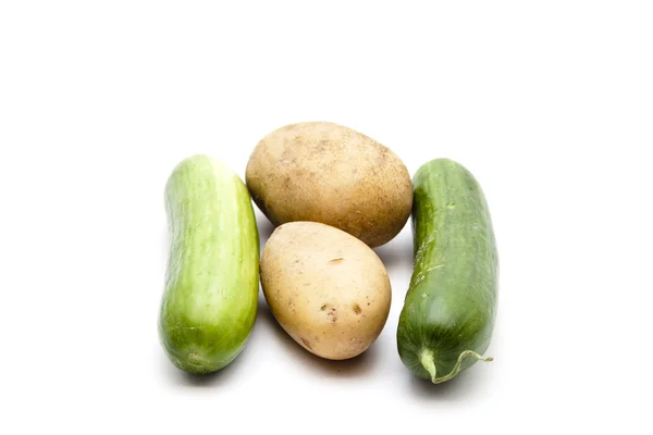 Świeże ziemniaki brązowy z zielonym ogórkiem — Zdjęcie stockowe