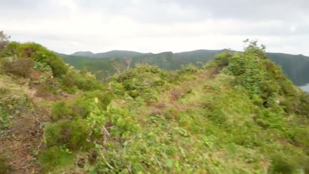 Dağ tepe yürümek — Stok video