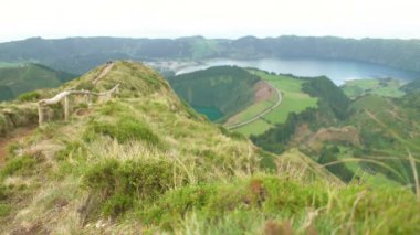 Bir gözcü Sete Cidades üzerinden