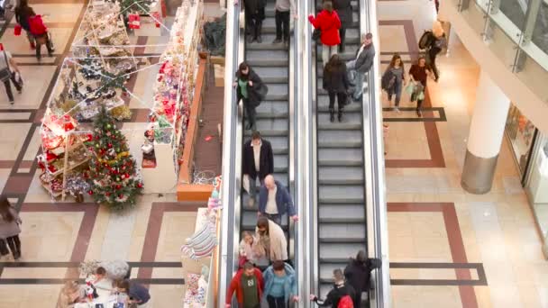 Ledare - människor på christmass shoppingrunda — Stockvideo