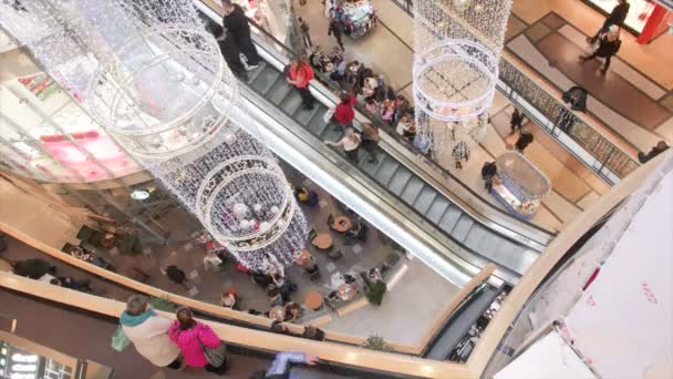 Blick nach oben auf die Menschen im Einkaufszentrum — Stockvideo