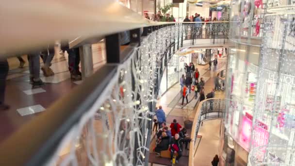 Vista lateral de las plantas comerciales llenas de gente — Vídeos de Stock