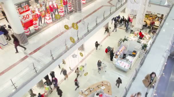 Centrum handlowe pełne spacerujących ludzi — Wideo stockowe