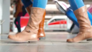 Tren istasyonu platformu insanlarla dolu bir