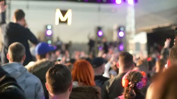 Animando a la multitud de personas en el Festival — Vídeos de Stock