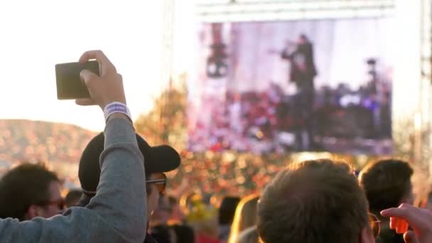 Man inspelningen på musikfestival — Stockvideo