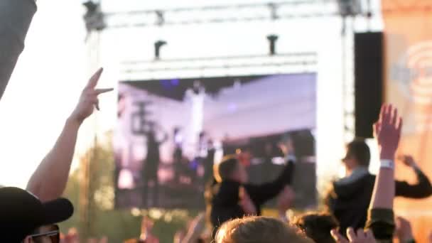 Gente animando en el festival de rock — Vídeo de stock