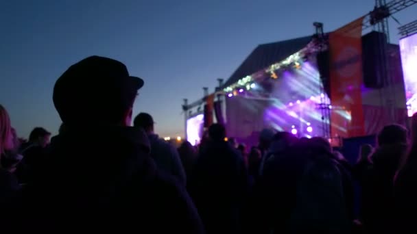 Joven escuchando a la banda — Vídeo de stock