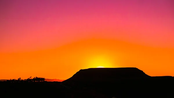 Sol caindo atrás da montanha — Fotografia de Stock