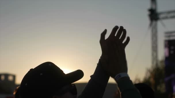 Éditorial - L'homme applaudit dans les airs — Video