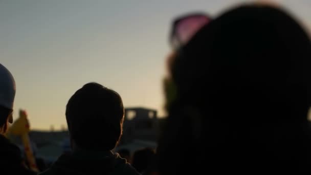 Éditorial - Les gens marchent au Festival — Video