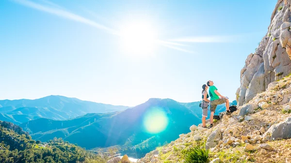 Amis adultes regardant la montagne — Photo