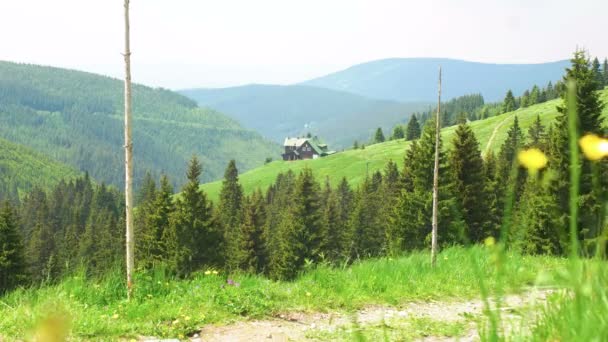 Cabine in de berg Krkonose — Stockvideo