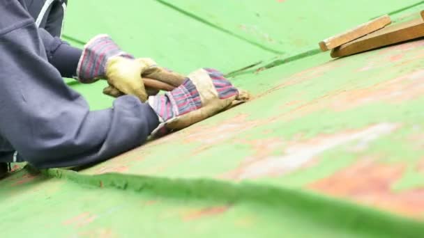 Trabajador raspando pintura verde — Vídeos de Stock