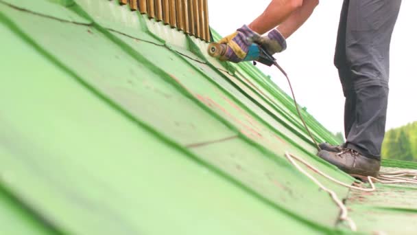 Hombre trabajando en el techo, Sandering Paint — Vídeos de Stock