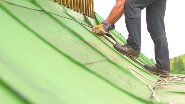 Hombre trabajando en el techo, Sandering Paint — Vídeo de stock