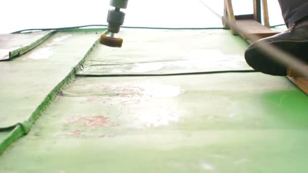 Hombre trabajando en el techo, Sandering Paint — Vídeo de stock