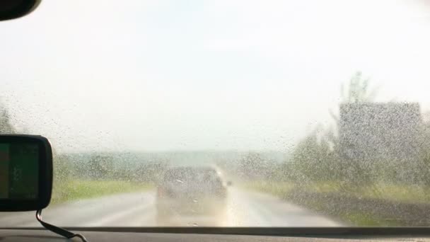 Conducir un coche en una carretera húmeda y peligrosa — Vídeos de Stock