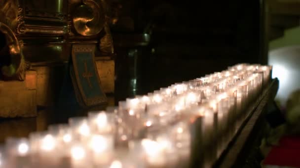 在行中燃烧的蜡烛 — 图库视频影像