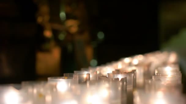 Řada hořící svíčky, které jsou seskupeny — Stock video