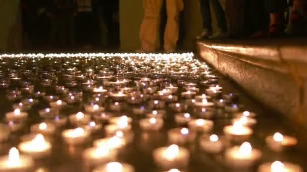 Quema de velas en el terreno de las iglesias — Vídeos de Stock